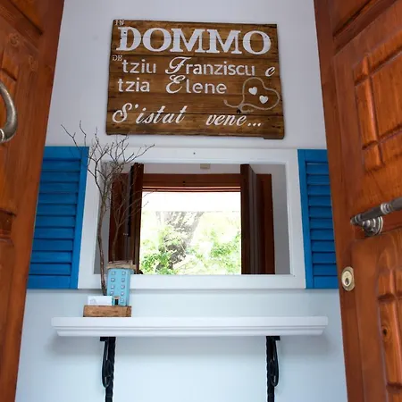 In Dommo De Tziu Franziscu E De Tzia Elene Semesterbostad Orosei